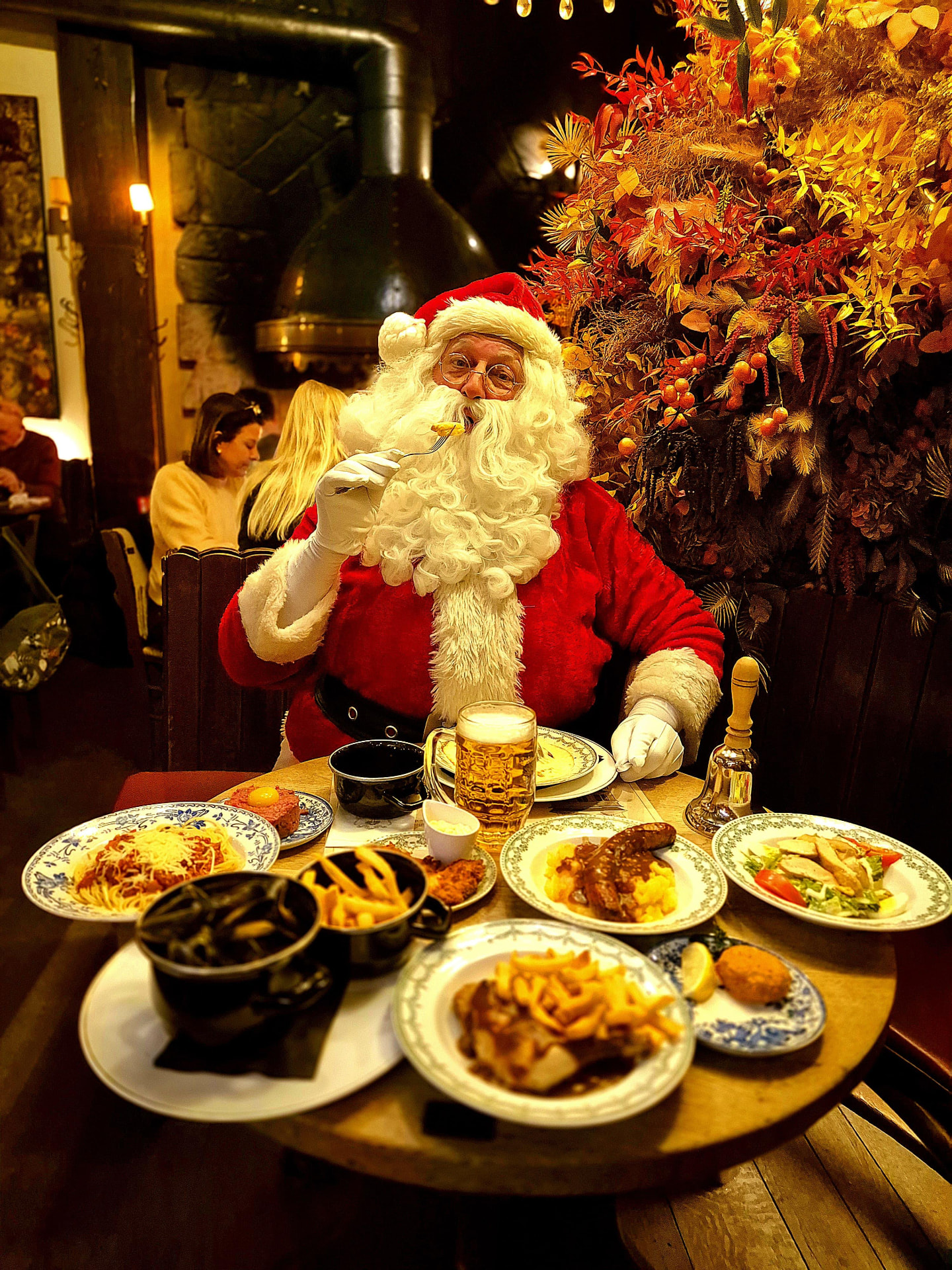 LE PÈRE NOËL à table lors d'un repas de fin d'année