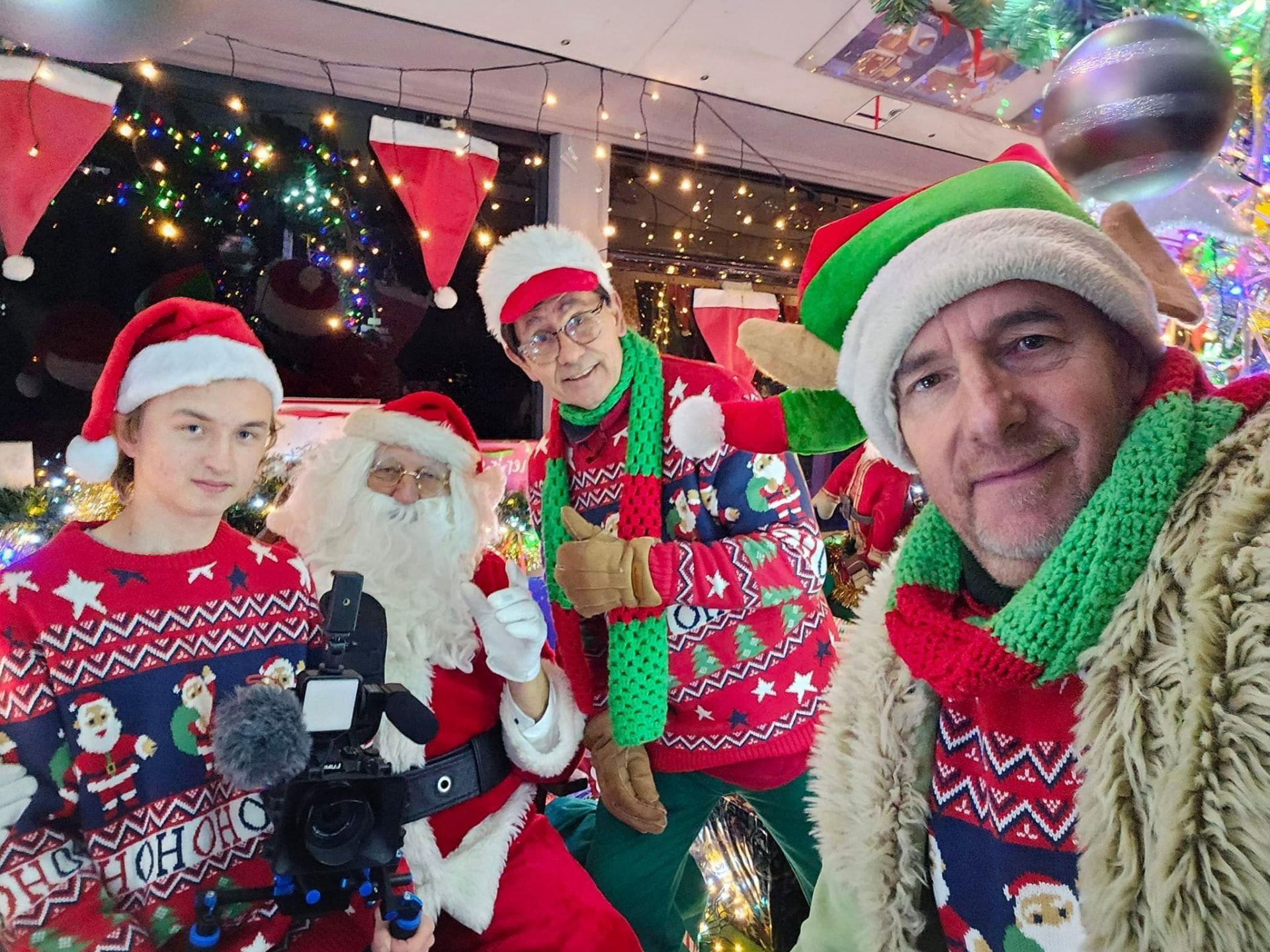 LE PÈRE NOËL avec son équipe et ses lutins