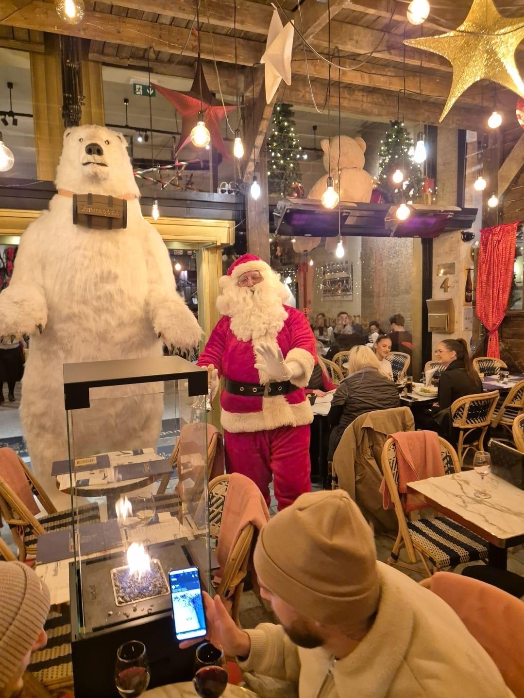 LE PÈRE NOËL en animation dans une brasserie festive